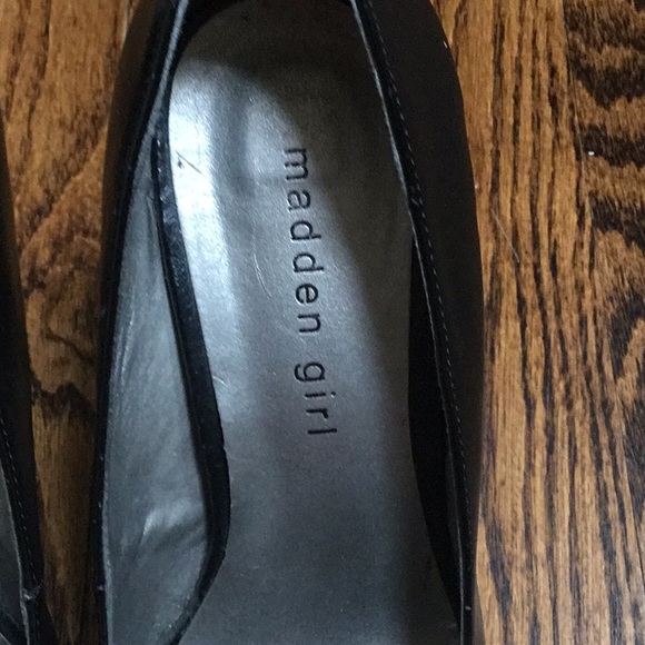 Madden Girl Black Round Toe Pin Up Style Pumps - Picture 3 of 10